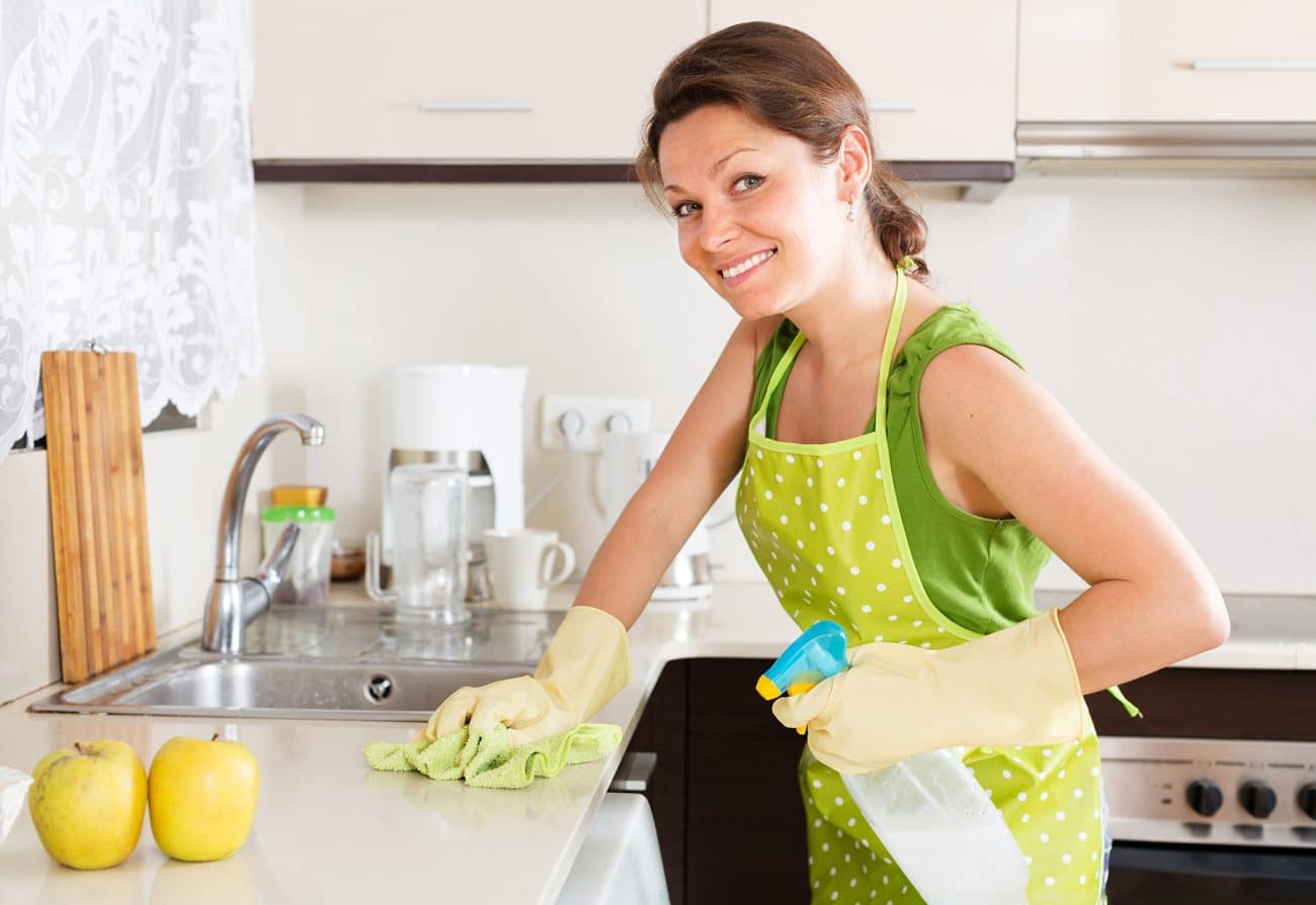Nettoyage cuisine par une femme dans une cuisine - Service à domicile