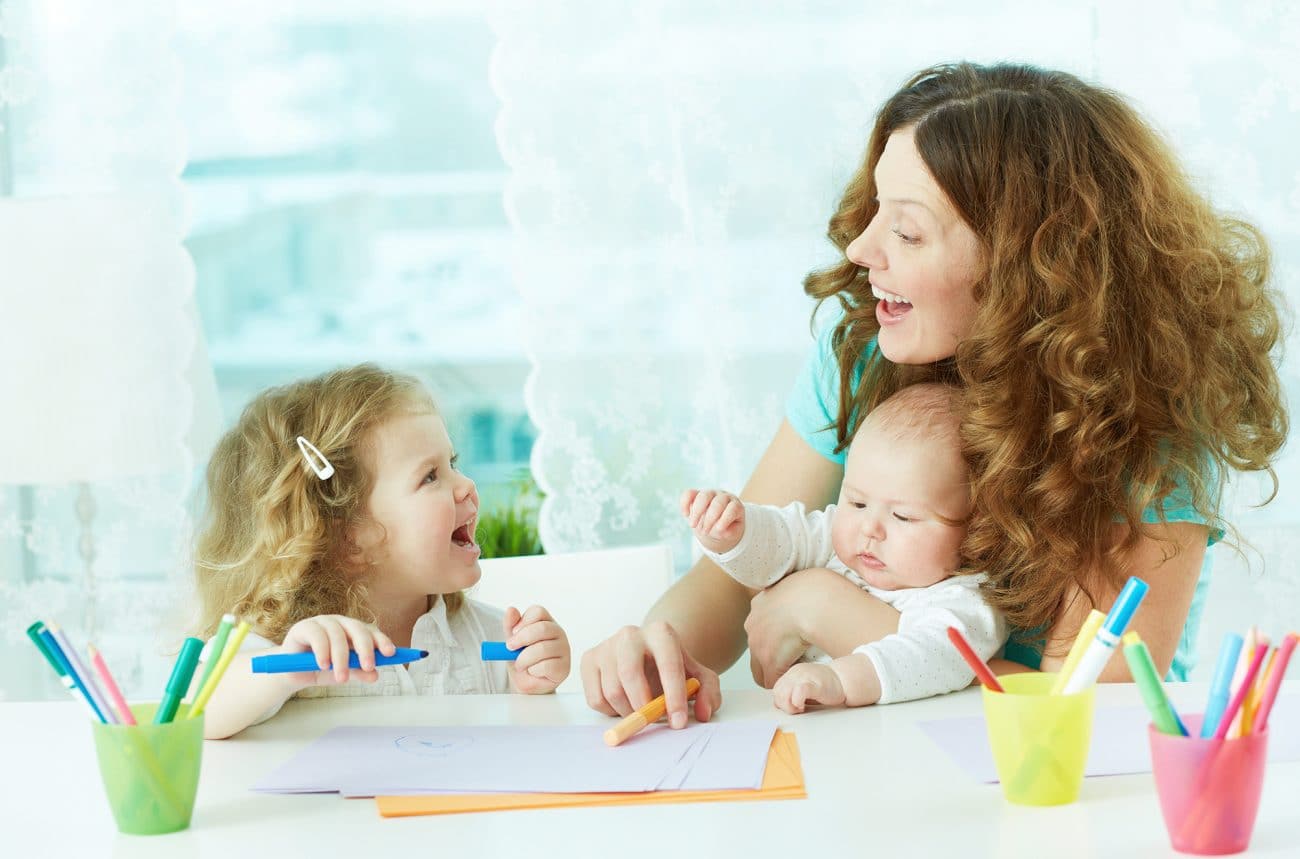 dessin entre mère et fille dessinent garde d'enafnts