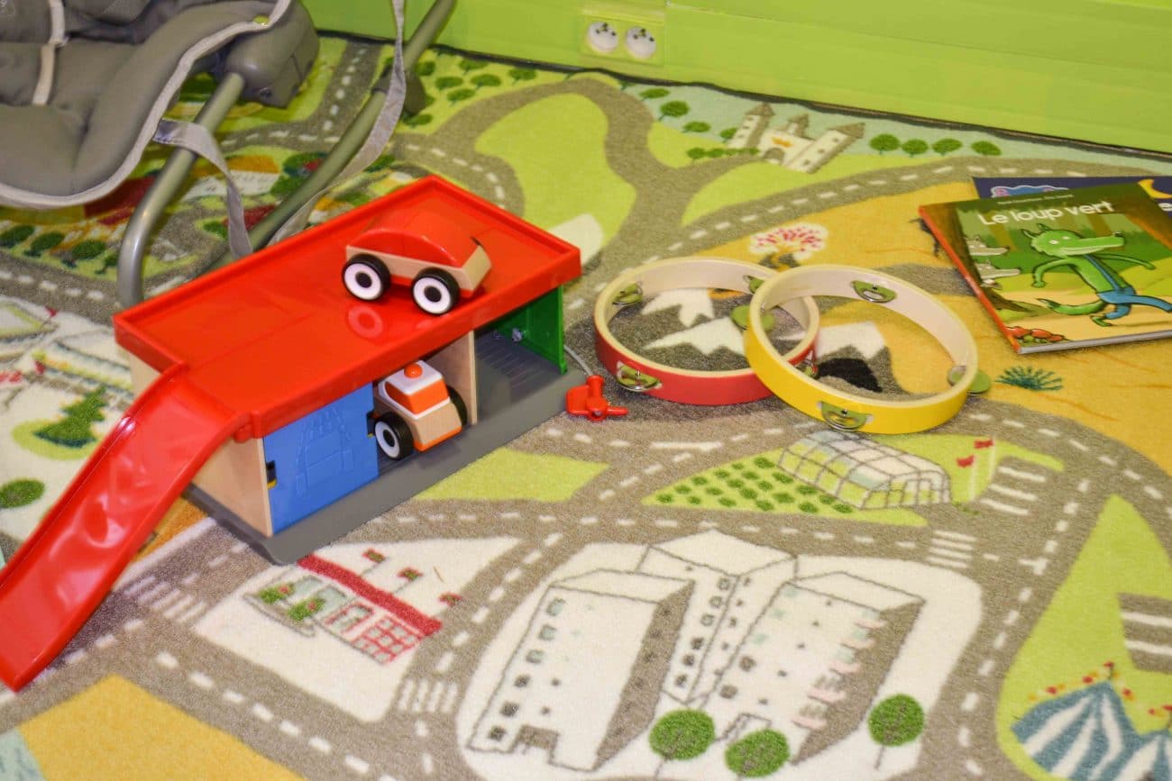 Jeux pour les enfants voiture et musique - Micro-crèche Rouen Granny