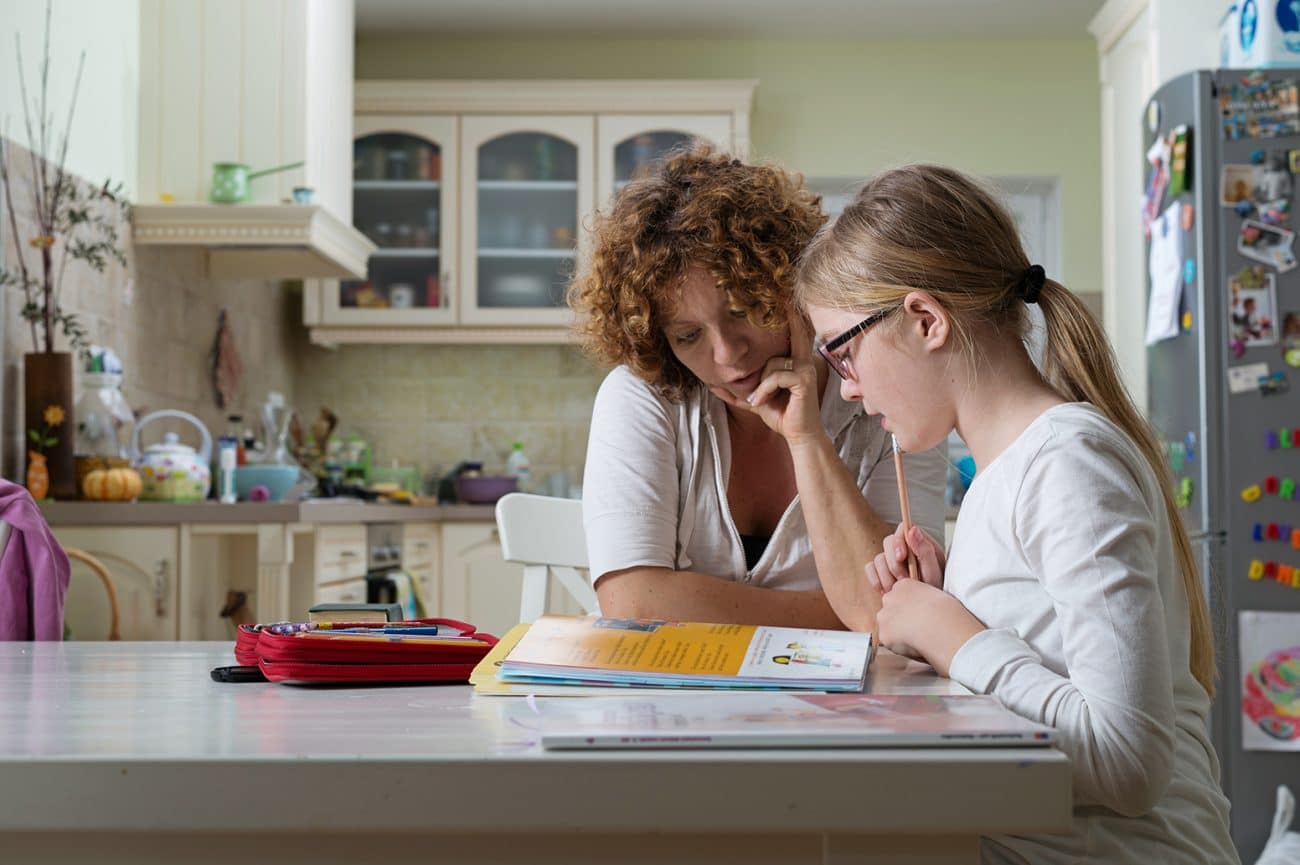 Aide aux devoirs mère et sa fille - Services à domicile et micro-crèche