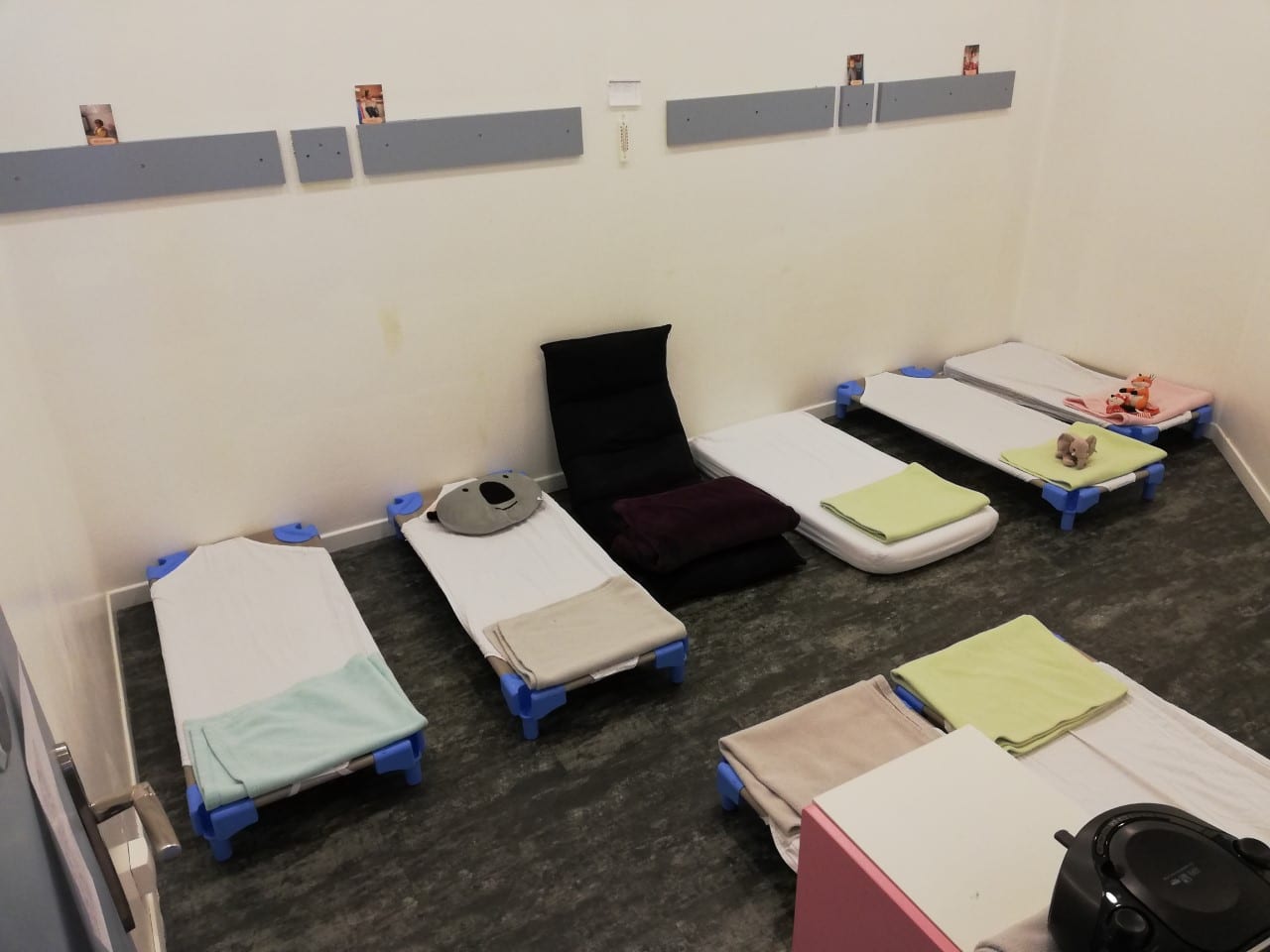 Salle de repos avec lits micro-crèche Fushia Le Havre