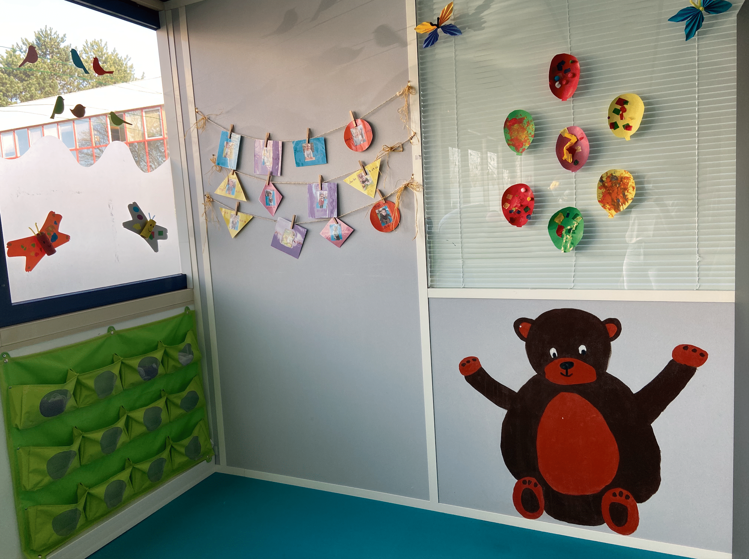 Décoration murale enfantine avec ours brun micro-crèche bois guillaume