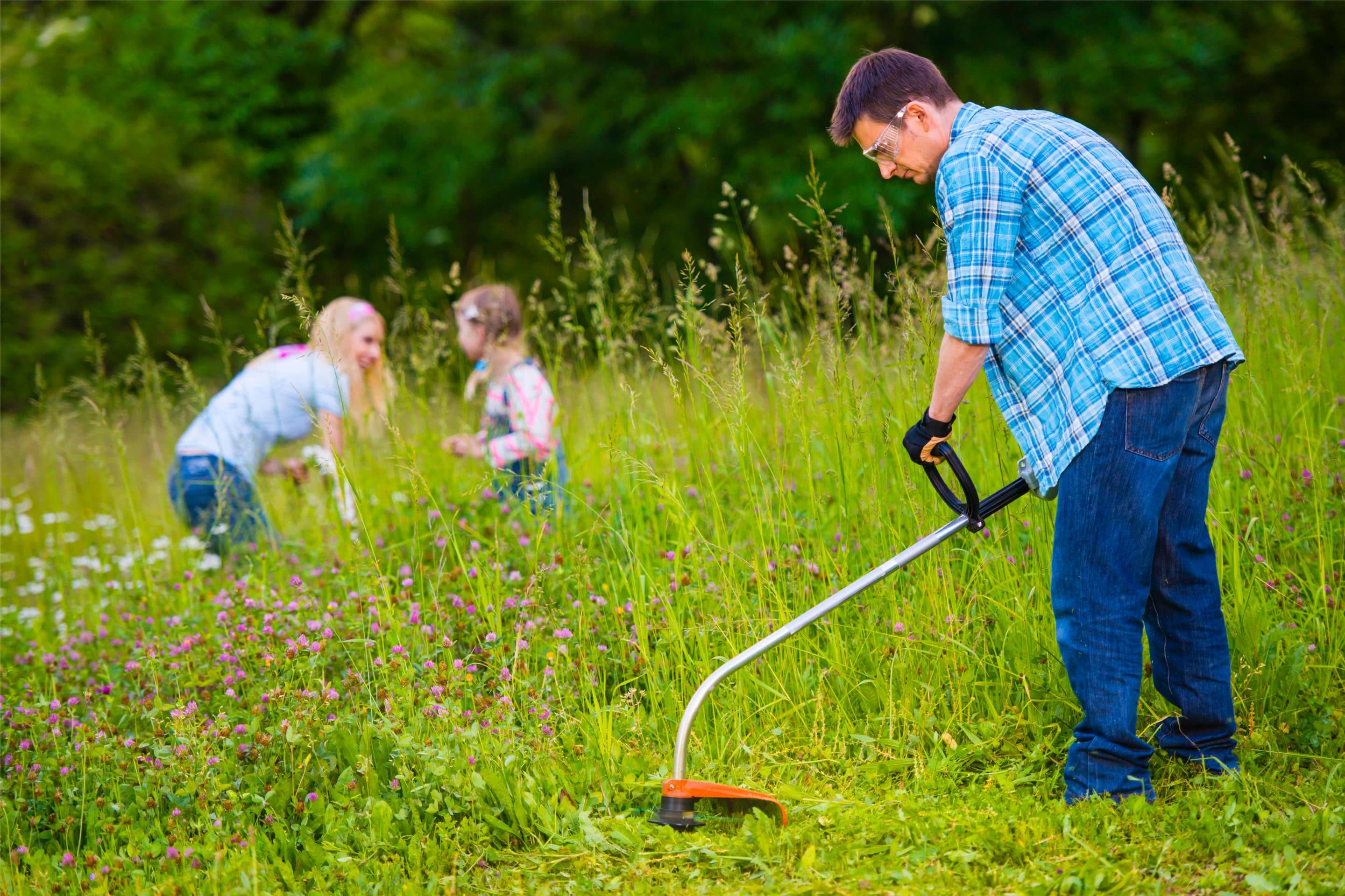 photo jardinier avec famille en arrière plan